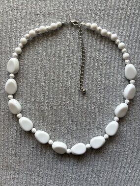 Vintage silver tone white beaded adjustable chain short necklace